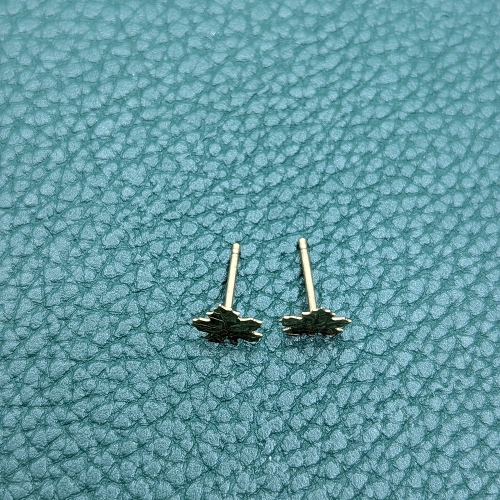 ✨ Tiny 14k Gold Maple Leaf Stud Earrings ✨ - Picture 3 of 4